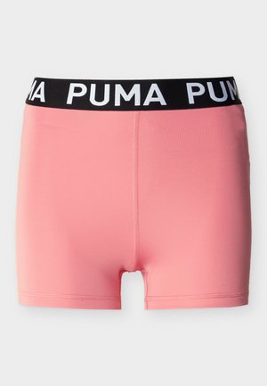 Rožinės sportinės šortai su juoda elastinga juosmens juosta, ant kurios baltomis raidėmis parašyta „PUMA“, atvaizduoti prieš paprastą šviesų foną.
