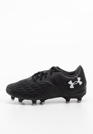 Scarpa da calcio nera Under Armour con texture trapuntata, lacci e tacchetti metallici su sfondo bianco, vista laterale.
