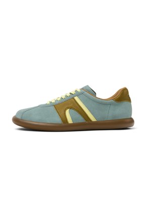 Lichtblauwe suède sneaker met gele accenten en een bruine rubberen zool. Heeft een ronde neus, vetersluiting aan de voorkant en contrasterende designelementen.