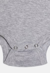 Grå bomulls baby bodysuit med myk tekstur, med trykknapper nederst og rund halslinning. Subtil heather mønster synlig.