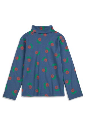 Chemise bleu à manches longues et col roulé avec un motif floral rouge et vert réparti uniformément sur le tissu.