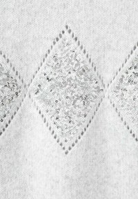 Svijetlosivi pulover s akcentima u obliku dijamanta od srebrnih šljokica, od teksturiranog pletiva s suptilnim detaljima šivanja.