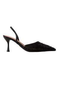 Chaussure à talon haut slingback noire à bout pointu avec dessus texturé perlé et talon fin courbé sur fond blanc.