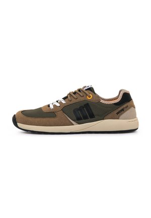 Baskets décontractées en daim vert olive et marron avec semelle beige, lacets blancs, logo noir et texte « mtngfree » sur le côté du talon.