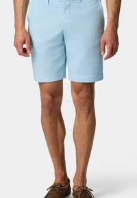 Světle modré šortky z bavlny se slim fit střihem. Mají boční kapsy, plochý přední díl a lem dosahující do poloviny stehna.