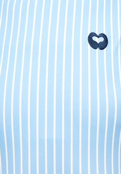 Tissu bleu clair avec des rayures blanches verticales et un petit cœur brodé bleu marine sur le côté supérieur droit.