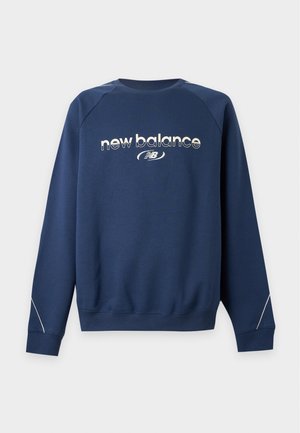 Mørkeblå crewneck-sweatshirt med "new balance" tekst og logo trykt i hvid på brystet, med lange ærmer med subtile hvide sømdetaljer.