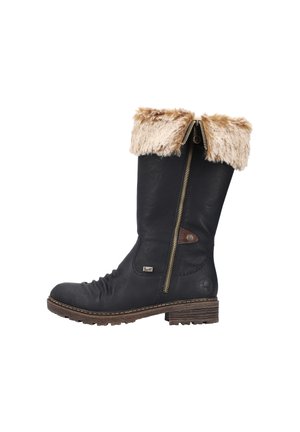 Botte noire en cuir jusqu'au genou avec un revers en fausse fourrure, fermeture éclair dorée, finition texturée et un talon empilé marron. Présente un logo sur le côté.