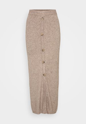 Strick-Midirock in Beige mit gerippter Textur, ausgestattet mit einem Knopfverschluss vorne und einer geraden Silhouette, die bis zu den Knöcheln reicht.