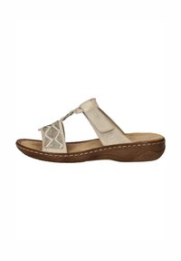 Beige sandaal met een gestructureerde band met een zigzagpatroon, een gevoerde voetbed en een bruine rubberen zool voor grip en comfort.