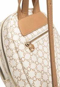 Vit läderryggsäck med ett beige mönster, guldiga detaljer, handtag upptill och dragkedjestängning med en dekorativ dragkedja.