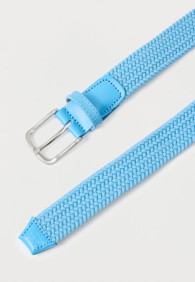 Μπλε υφασμάτινη ζώνη με δερμάτινα άκρα που ταιριάζουν και ασημένια μεταλλική αγκράφα σε λευκό φόντο.