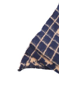 Sciarpa di lana con un motivo a scacchi blu navy e beige. Morbido al tatto con bordi frangiati; leggera e con pieghe leggermente sovrapposte.