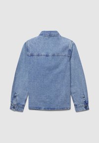 Jasnoniebieska kurtka dżinsowa z długimi rękawami, zapinana na guziki, z klasycznym kołnierzykiem i prostym krojem. Teksturowana tkanina z subtelnymi detalami w szwie.