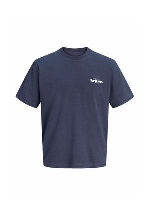 T-shirt blu navy a manica corta con collo tondo e piccolo logo testuale bianco "Sur la mer" sul petto sinistro.