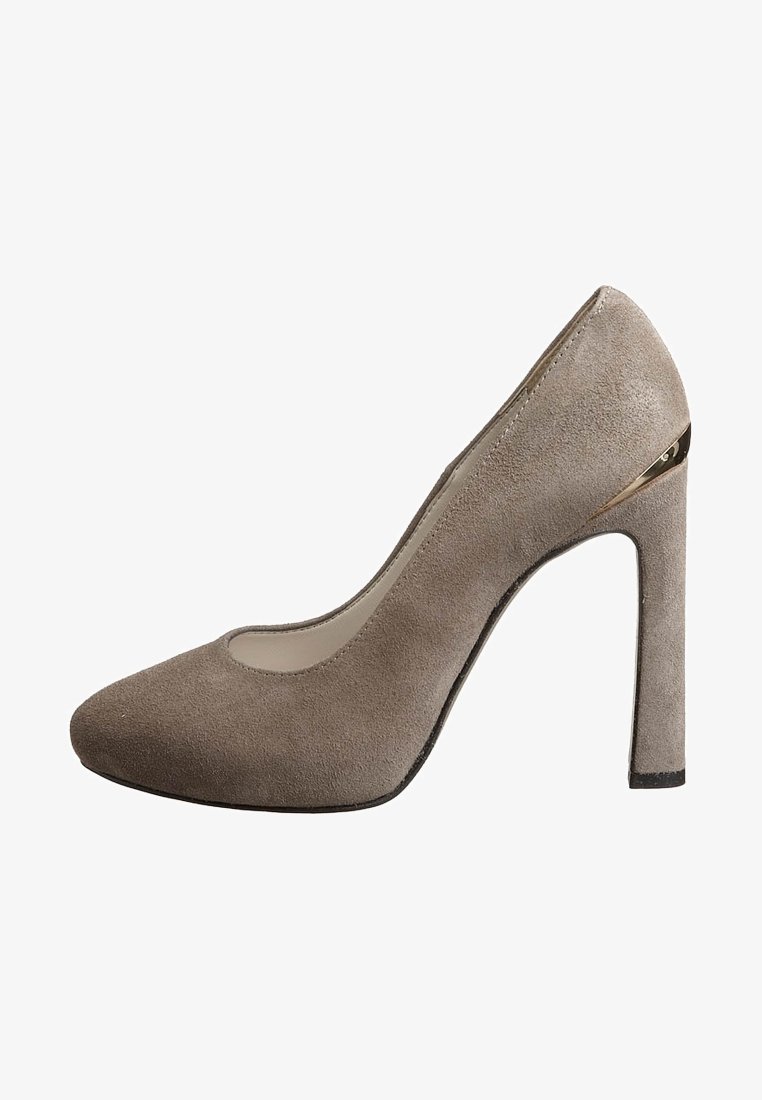 Scarpa con tacco alto in suede grigio, con punta appuntita, lati intagliati e un accento dorato sul tacco. Finitura liscia con una texture opaca.