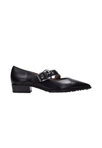 Zapato de cuero negro con punta afilada, tacón bajo y bloque, y una correa decorativa con una hebilla de plata. Textura suave con acentos mínimos.