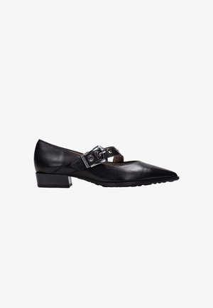 Chaussure en cuir noir avec un bout pointu, un petit talon carré et une sangle décorative dotée d'une boucle en argent. Texture lisse avec peu d'accents.