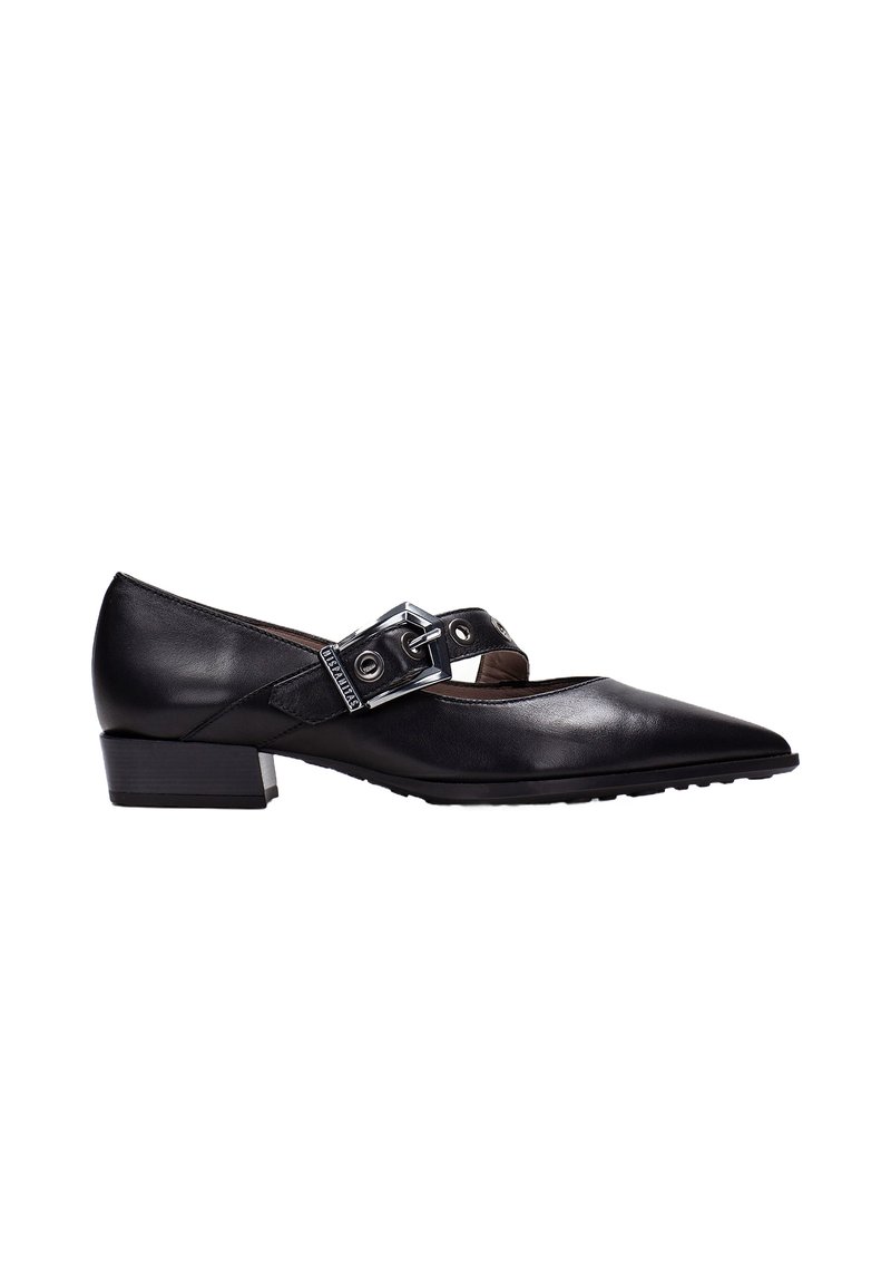 Zapato de cuero negro con punta afilada, tacón bajo y bloque, y una correa decorativa con una hebilla de plata. Textura suave con acentos mínimos.