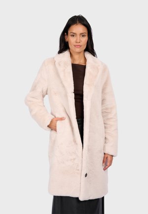 Manteau en fausse fourrure rose pâle avec un col cranté, des manches longues, une fermeture à boutons et des poches latérales, présentant une surface douce et texturée.
