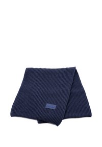 Sciarpa lavorata a maglia di colore blu navy con trama a coste e forma rettangolare. Presenta un'etichetta blu piccola con un logo su un lato.
