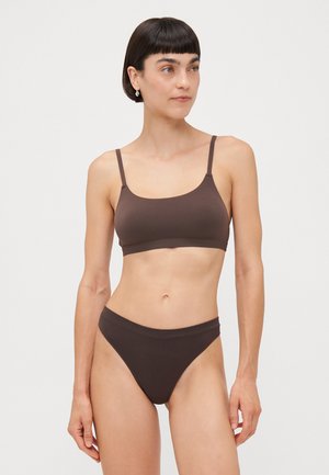Barna, varrás nélküli crop top vékony pántokkal, amely hozzáillő, magas derekú alsóval párosul. Az anyag sima textúrával rendelkezik, a kényelem érdekében készült.