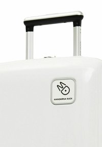 Maleta rígida blanca con asa telescópica extendida en plata y negro y distintivo del logo de Mandarina Duck en la parte frontal.