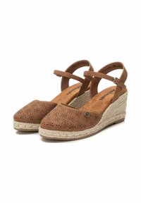 Sandali wedge marroni con design perforato, cinturino alla caviglia regolabile e dettagli in juta naturale sulla piattaforma. Soletta in morbido camoscio.