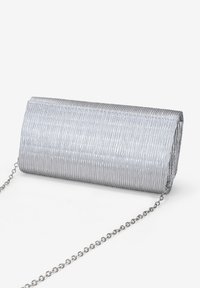 Clutch rectangular de color plata metálico con una superficie texturizada y estriada, que cuenta con una cadena de cadena desmontable. Diseño compacto con una forma estructurada.