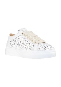 Sneakers bianchi perforati con sovrapposizione in tessuto beige testurizzato e dettagli metallici, dotati di una suola in gomma liscia e punta rotonda.