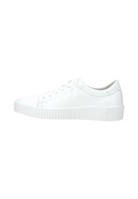 Witte sneakers met een gladleren bovenwerk, een ronde neus, platte witte veters en een getextureerde rubberen zool met verticale ribbels.