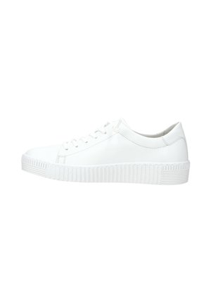 Witte sneakers met een gladleren bovenwerk, een ronde neus, platte witte veters en een getextureerde rubberen zool met verticale ribbels.