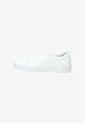 Baskets blanches avec une tige en cuir lisse, bout rond, lacets plats blancs et semelle en caoutchouc texturé avec des rainures verticales.