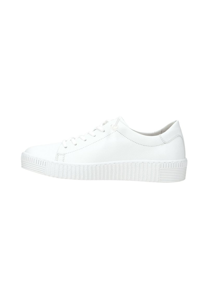 Witte sneakers met een gladleren bovenwerk, een ronde neus, platte witte veters en een getextureerde rubberen zool met verticale ribbels.