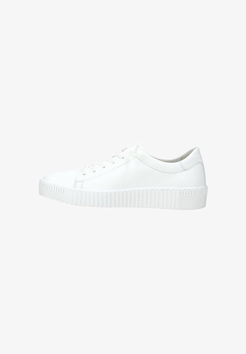 Weiße Sneaker mit einem glatten Leder-Obermaterial, runder Zehenform, flachen weißen Schnürsenkeln und einer strukturierten Gummisohle mit vertikalen Rillen.
