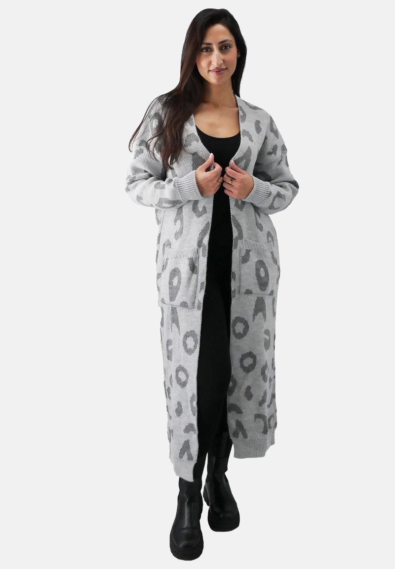 Grå strikket cardigan med leopardprintdesign, lang form, åben front, to påsyede lommer og ribbede manchetter. Nederste kant når til midt på læggen.