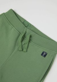 Grüne Sweatpants mit geripptem Taillenbund, Kordelzug und Knopfverschluss. Enthält ein Stoffetikett mit "P"-Logo und glatter Textur.