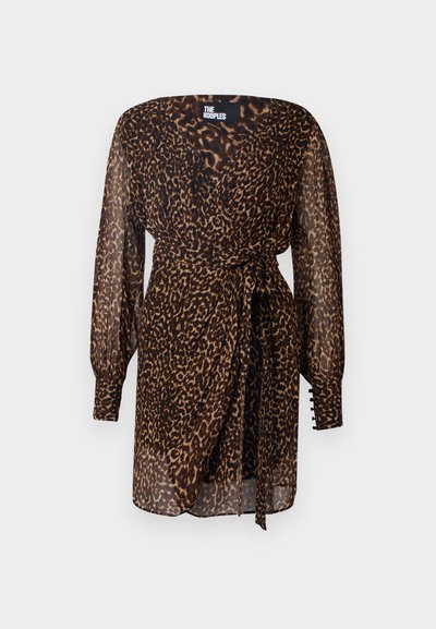 Rochie cu imprimeu leopard din material transparent. Mâneci lungi evazate cu accente de nasturi. Design tip wrap cu o panglică la talie. Scheme de culori în nuanțe de marron și negru.