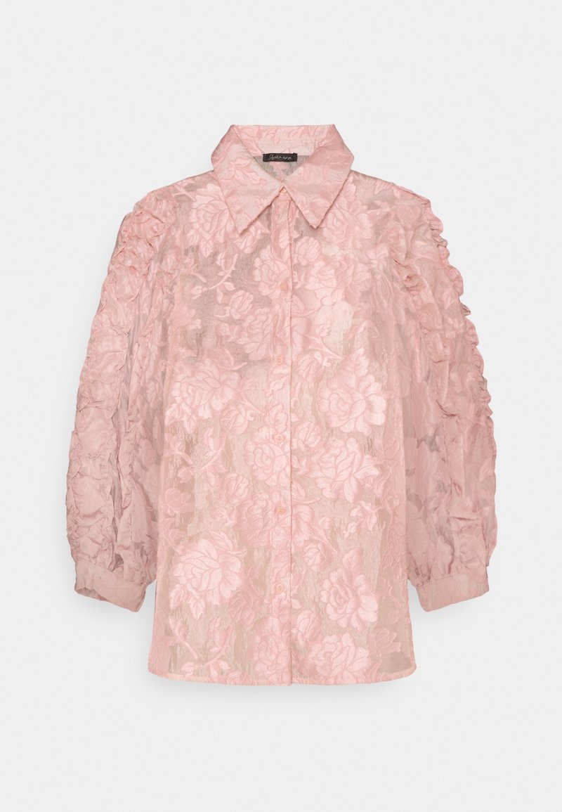 Blouse rose transparente à manches longues avec broderie florale, col pointu, ouverture boutonnée à l'avant et manches bouffantes froncées.