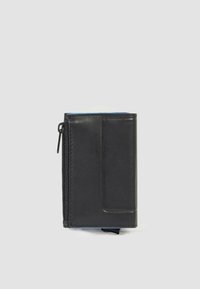 Zwarte leren portemonnee met een ritssluitingvak, een kaartvak en een contrasterende blauwe binnenkant. Compact rechthoekig ontwerp met een gestructureerde afwerking.