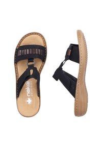 Sandales noires avec des brides en textile, un panneau d'accent marron et une semelle tan flexible. Présente un logo en relief et une semelle intérieure rembourrée.