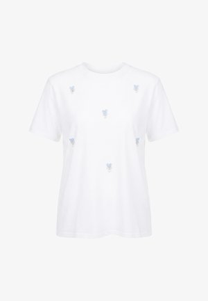 Hvid kortærmet T-shirt med spredte små blå broderede blomster på forsiden. Ingen synlige logoer eller tekst.