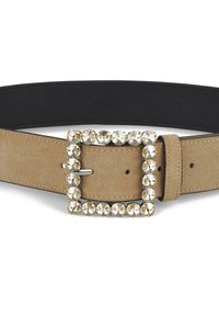 Cinturón de ante color beige con un forro interior negro y hebilla de metal rectangular acentuada con strass. Presenta una textura suave y costuras resistentes.