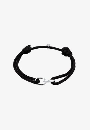 Zwart gevlochten armband met een zilveren metalen sluiting en een klein accent. Verstelbaar ontwerp met gestructureerde knopen aan elk uiteinde.