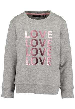 Grauer Kinderpullover mit gerippten Bündchen an Ärmeln und Saum, vorne mit dem Wort "LOVE" viermal in glänzenden pinken Buchstaben bedruckt.