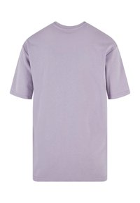 Lila T-Shirt mit kurzen Ärmeln aus weicher Baumwolle. Verfügt über einen Rundhalsausschnitt, einen geraden Saum und keine sichtbaren Muster oder Akzente. Schlichte Rückansicht.