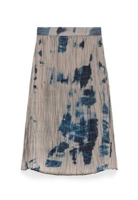 Plissé midi rok met abstracte marineblauwe en blauwe inktvlekpatronen op lichtbeige stof, voorzien van een brede tailleband.