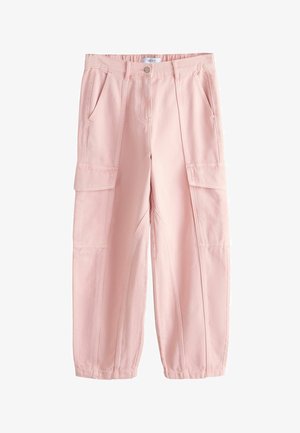 Pantalon cargo rose clair avec poignets élastiques, fermeture avant à boutons et zip, poches latérales et poches à rabat sur les cuisses.