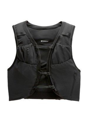 Gilet de sport noir en tissu léger, doté de multiples poches, de fermetures éclair et de sangles réglables pour un ajustement sécurisé.