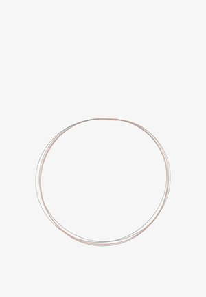 Metalinė kaklo grandinėlė su dviem plonais, susipynusiais sruogomis; viena sidabrinė, kita rožinė auksinė. Lygi tekstūra su minimalistiniu, šiuolaikiniu dizainu.